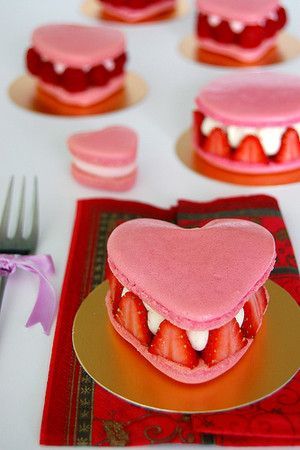 How about a Wedding Cake Adorned with Cute Macarons Like a Jewelry Box?にて紹介している画像