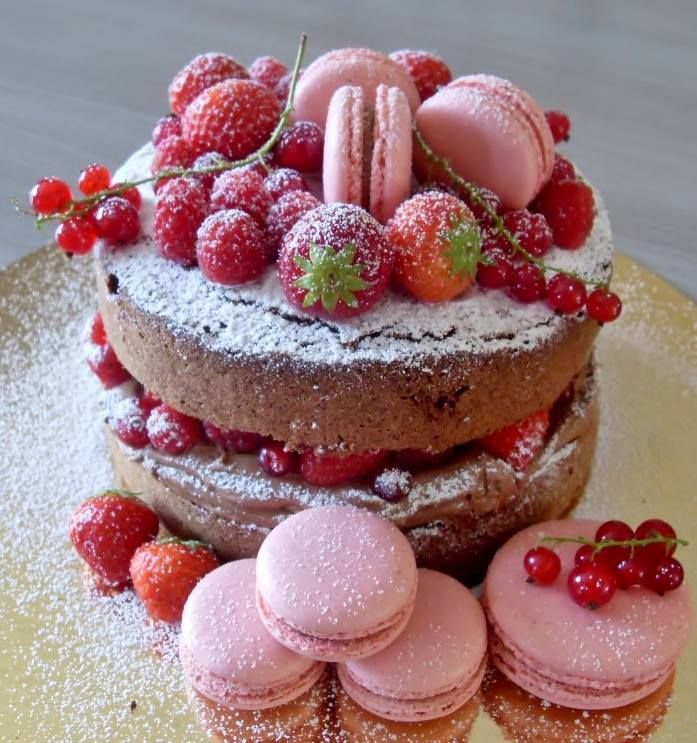 How about a Wedding Cake Adorned with Cute Macarons Like a Jewelry Box?にて紹介している画像