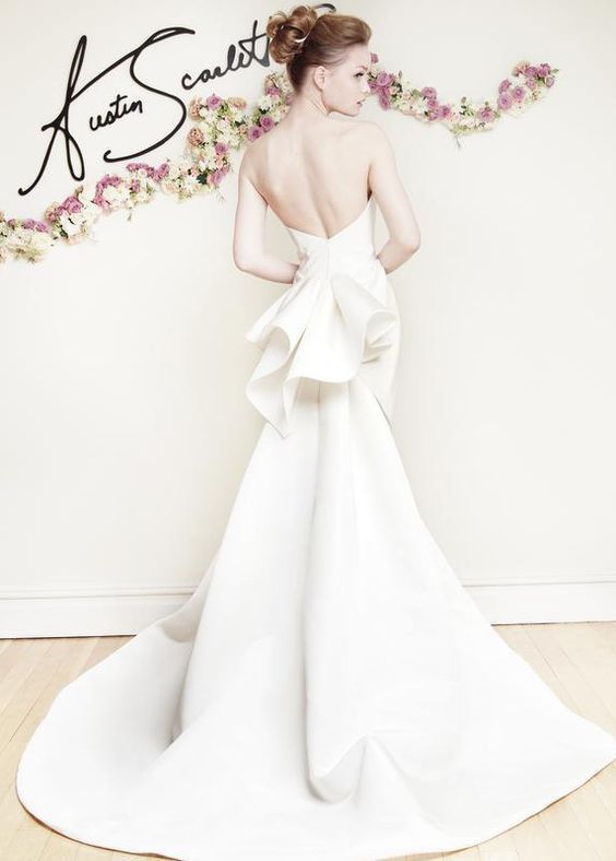 セクシーな見返りショットを撮りたい♡背中が開いた【バックスタイル】が素敵なウェディングドレス特集＊にて紹介している画像