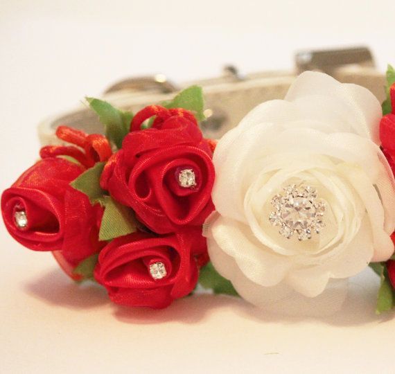 Adorable Ring Pillow for Your Precious Rings: Classic Design Adorned with Flowers and Embroidery! 💖にて紹介している画像