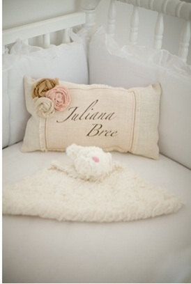 Adorable Ring Pillow for Your Precious Rings: Classic Design Adorned with Flowers and Embroidery! 💖にて紹介している画像