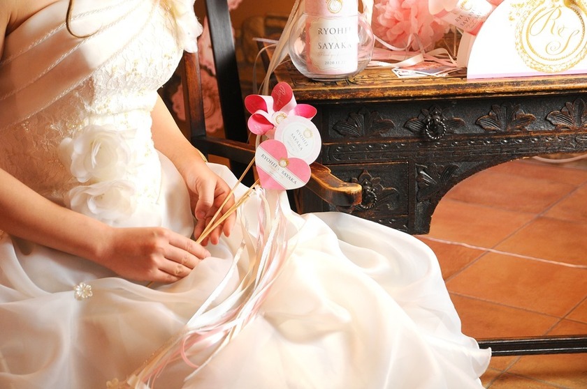 "Brides Who Don't Know About 'Varbe' Are Missing Out on Chic Overseas-Inspired Wedding Accessories!"にて紹介している画像