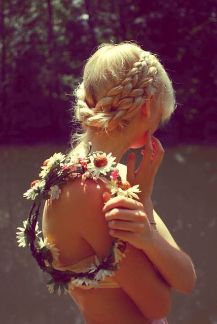 Braided Hairstyles for a Crown: A Collection of Naturally Elegant Arrangements ♡にて紹介している画像