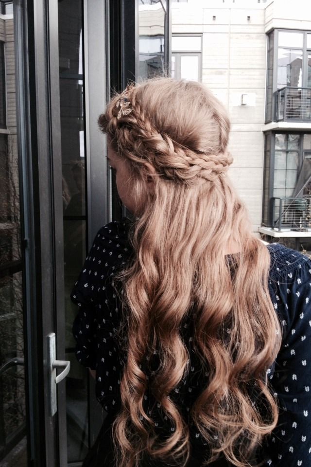 Braided Hairstyles for a Crown: A Collection of Naturally Elegant Arrangements ♡にて紹介している画像