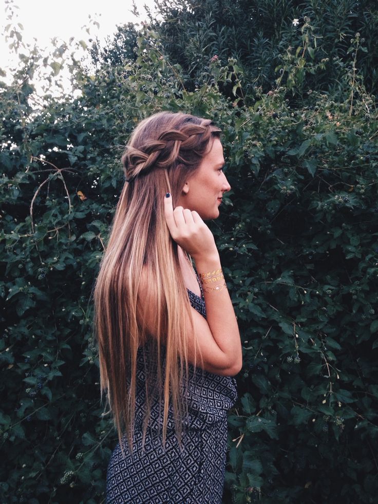 Braided Hairstyles for a Crown: A Collection of Naturally Elegant Arrangements ♡にて紹介している画像