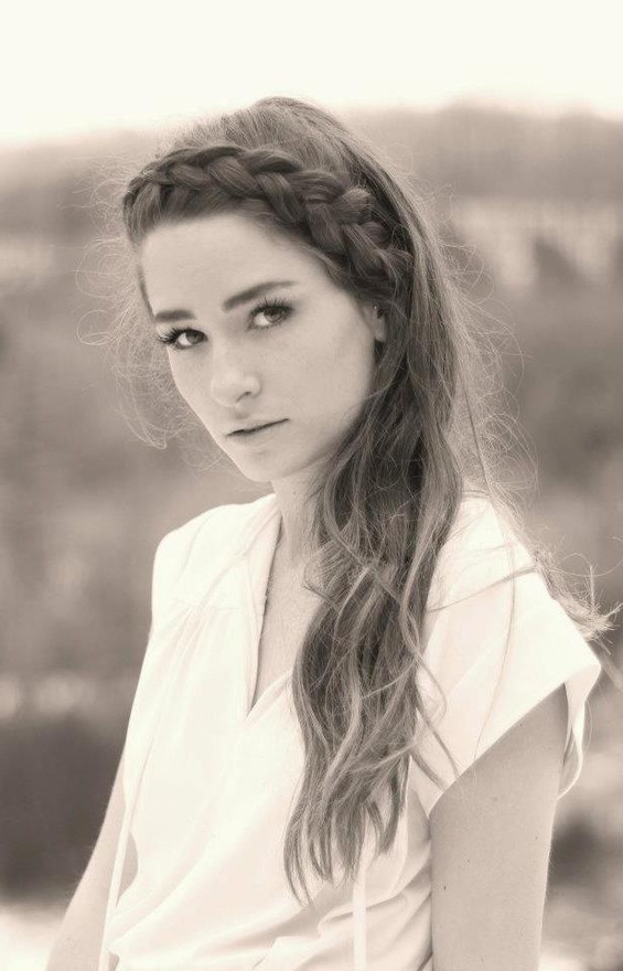 Braided Hairstyles for a Crown: A Collection of Naturally Elegant Arrangements ♡にて紹介している画像