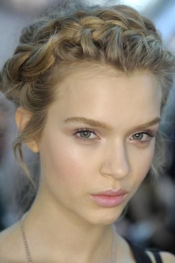 Braided Hairstyles for a Crown: A Collection of Naturally Elegant Arrangements ♡にて紹介している画像