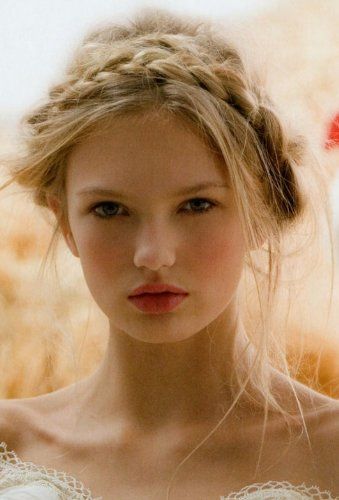 Braided Hairstyles for a Crown: A Collection of Naturally Elegant Arrangements ♡にて紹介している画像