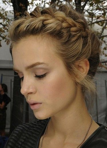 Braided Hairstyles for a Crown: A Collection of Naturally Elegant Arrangements ♡にて紹介している画像