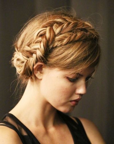 Braided Hairstyles for a Crown: A Collection of Naturally Elegant Arrangements ♡にて紹介している画像