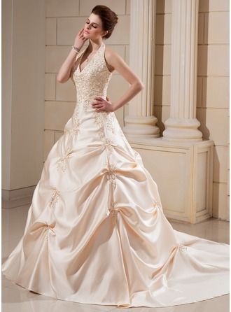 "Gorgeous Necklines That Enhance the Bride’s Beauty: A Comprehensive Guide to Wedding Dress Necklines"にて紹介している画像