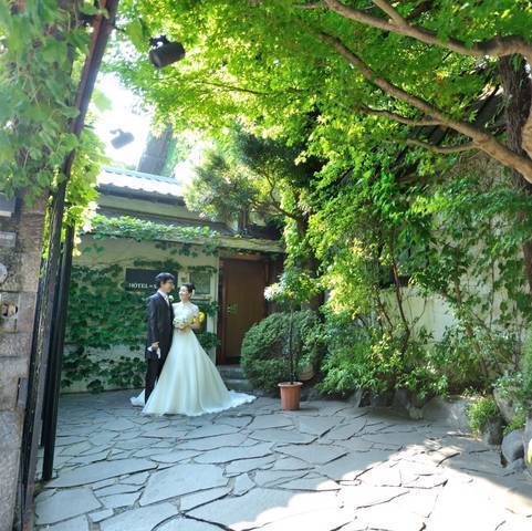 ＼式場選びの参考に／後悔しない為に、知っておきたい！！『ドレス持ち込みOKの会場』まとめ【東京編】にて紹介している画像