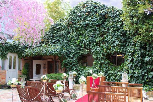 ＼式場選びの参考に／後悔しない為に、知っておきたい！！『ドレス持ち込みOKの会場』まとめ【東京編】にて紹介している画像