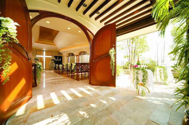 ＼式場選びの参考に／後悔しない為に、知っておきたい！！『ドレス持ち込みOKの会場』まとめ【東京編】にて紹介している画像