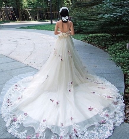 Romantic and Glamorous: The Adorably Beautiful Floral Patterns of Wedding Dresses ♡にて紹介している画像