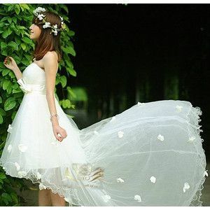 Romantic and Glamorous: The Adorably Beautiful Floral Patterns of Wedding Dresses ♡にて紹介している画像