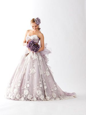 Romantic and Glamorous: The Adorably Beautiful Floral Patterns of Wedding Dresses ♡にて紹介している画像