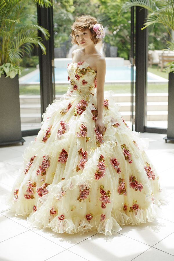 Romantic and Glamorous: The Adorably Beautiful Floral Patterns of Wedding Dresses ♡にて紹介している画像