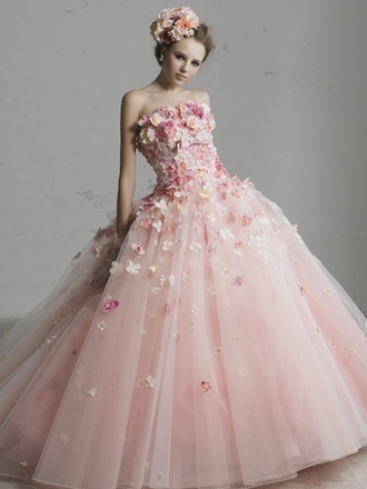 Romantic and Glamorous: The Adorably Beautiful Floral Patterns of Wedding Dresses ♡にて紹介している画像