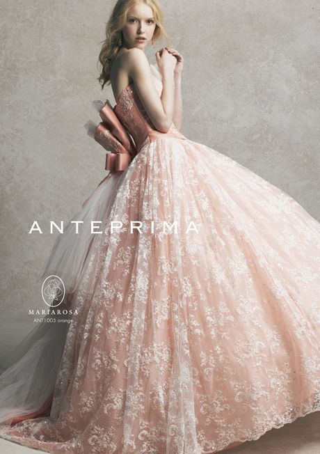 Romantic and Glamorous: The Adorably Beautiful Floral Patterns of Wedding Dresses ♡にて紹介している画像
