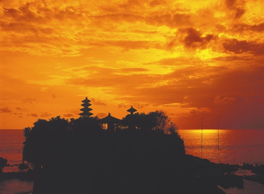 Where in the tropical paradise can you find everything from beaches and nature to luxury? A must-visit destination!にて紹介している画像