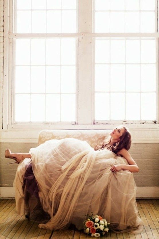 絶対にエレガントな雰囲気になれる＊美しさに磨きが掛かる写真の撮り方〔窓際ショット〕に思わずうっとり♡にて紹介している画像