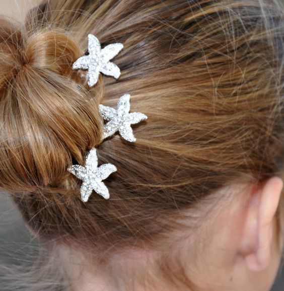 Feel Like a Mermaid: Adorable Bridal Hair with Starfish for Summer Weddings ✡にて紹介している画像