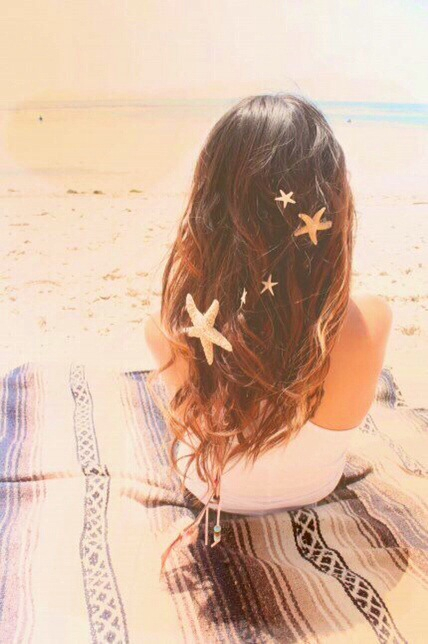 Feel Like a Mermaid: Adorable Bridal Hair with Starfish for Summer Weddings ✡にて紹介している画像