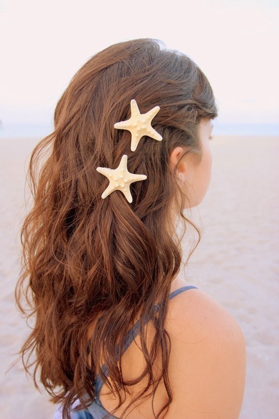 Feel Like a Mermaid: Adorable Bridal Hair with Starfish for Summer Weddings ✡にて紹介している画像