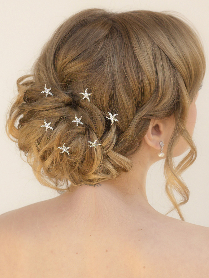 Feel Like a Mermaid: Adorable Bridal Hair with Starfish for Summer Weddings ✡にて紹介している画像