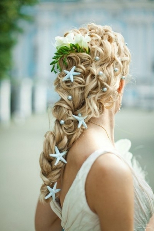 Feel Like a Mermaid: Adorable Bridal Hair with Starfish for Summer Weddings ✡にて紹介している画像