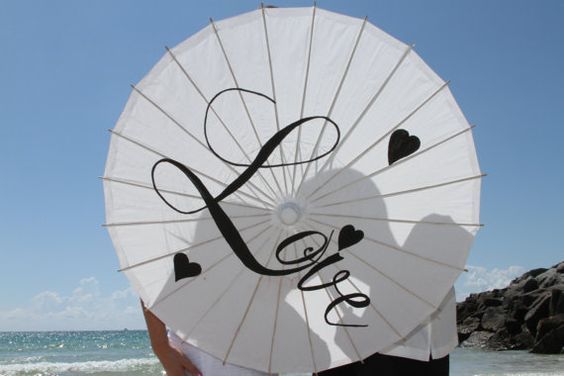 A New Trend in Pre-Wedding Accessories: Capture the Cutest Wedding Photos with Personalized Wedding Parasols! ♡にて紹介している画像