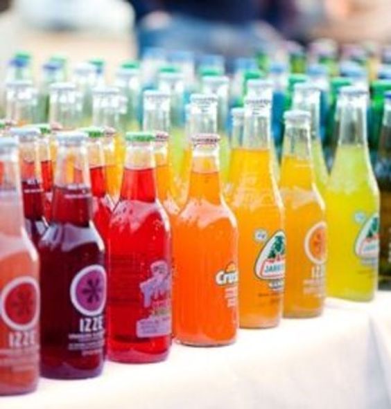 会場のみんながハッピーな気分♡「レインボーウェディング」で虹色に出来るウェディング小物まとめ＊にて紹介している画像