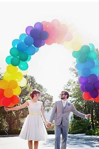 会場のみんながハッピーな気分♡「レインボーウェディング」で虹色に出来るウェディング小物まとめ＊にて紹介している画像