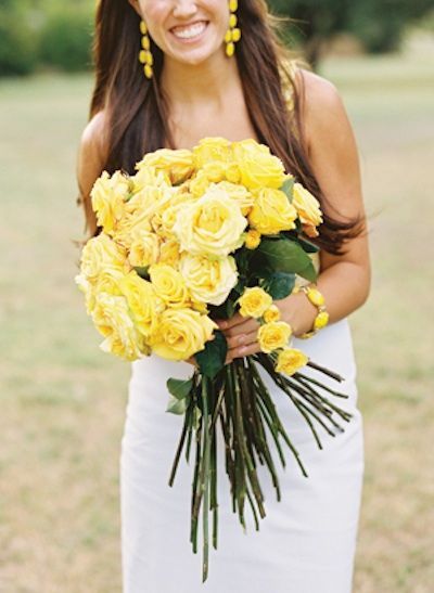 "Spring Preview: A Bright and Happy Wedding with a Girlish Yellow Rose Bouquet"にて紹介している画像