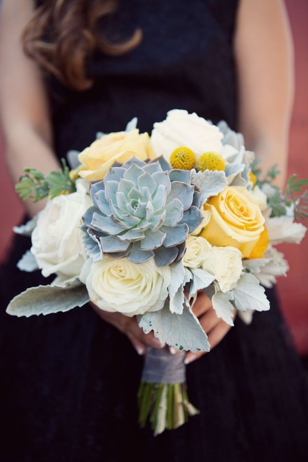 "Spring Preview: A Bright and Happy Wedding with a Girlish Yellow Rose Bouquet"にて紹介している画像