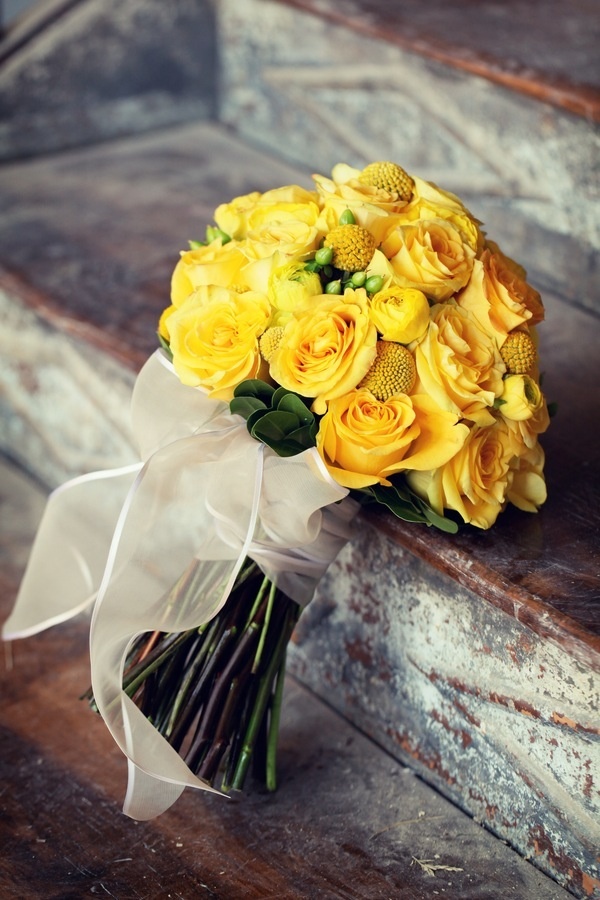 "Spring Preview: A Bright and Happy Wedding with a Girlish Yellow Rose Bouquet"にて紹介している画像