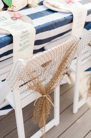 ゲストの皆にも喜んでもらいたい♡参列者の椅子を彩る「ゲストチェアーデコレーション」アイデアまとめ♩にて紹介している画像