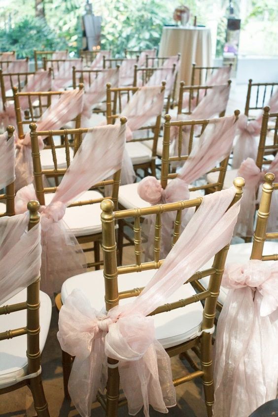 ゲストの皆にも喜んでもらいたい♡参列者の椅子を彩る「ゲストチェアーデコレーション」アイデアまとめ♩にて紹介している画像