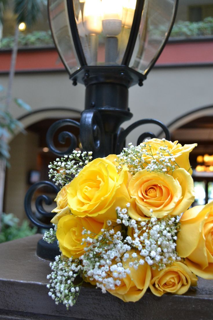 "Spring Preview: A Bright and Happy Wedding with a Girlish Yellow Rose Bouquet"にて紹介している画像