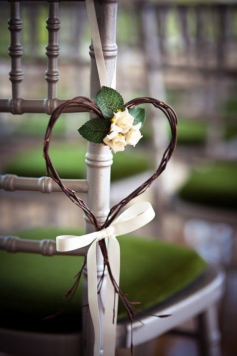 ゲストの皆にも喜んでもらいたい♡参列者の椅子を彩る「ゲストチェアーデコレーション」アイデアまとめ♩にて紹介している画像