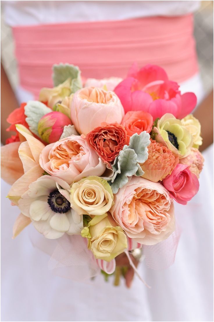 "Spring Preview: A Bright and Happy Wedding with a Girlish Yellow Rose Bouquet"にて紹介している画像