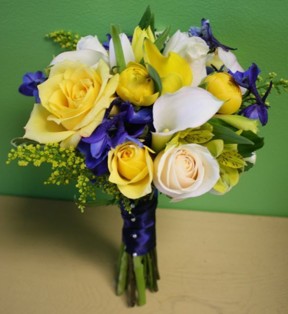 "Spring Preview: A Bright and Happy Wedding with a Girlish Yellow Rose Bouquet"にて紹介している画像
