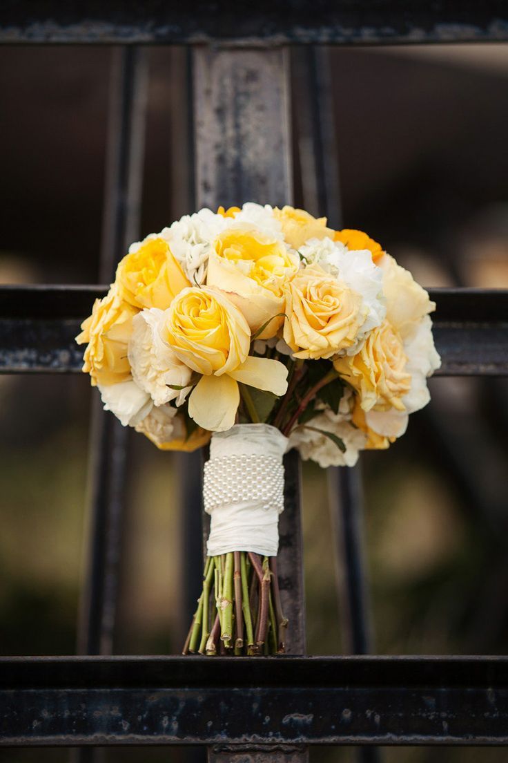 "Spring Preview: A Bright and Happy Wedding with a Girlish Yellow Rose Bouquet"にて紹介している画像