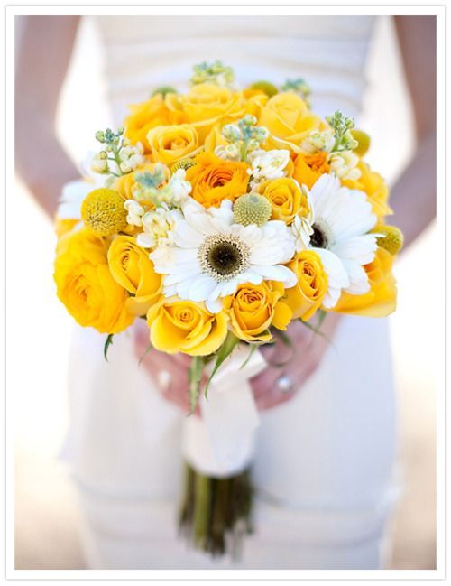 "Spring Preview: A Bright and Happy Wedding with a Girlish Yellow Rose Bouquet"にて紹介している画像