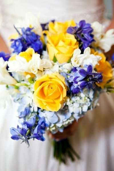 "Spring Preview: A Bright and Happy Wedding with a Girlish Yellow Rose Bouquet"にて紹介している画像