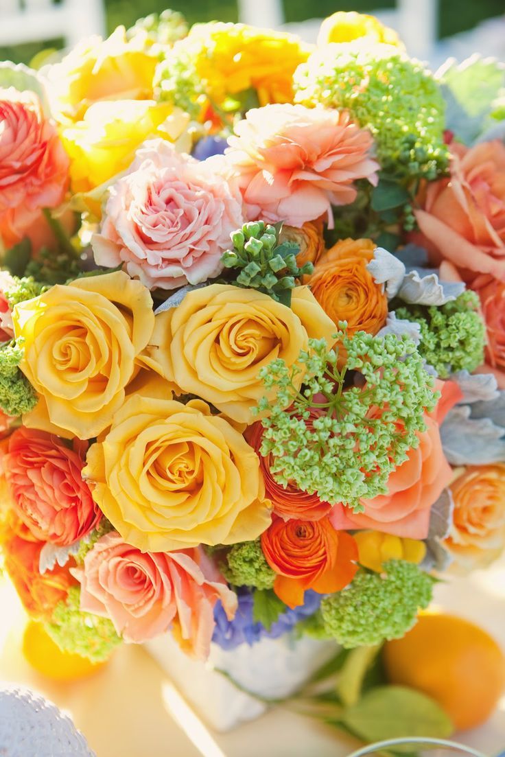 "Spring Preview: A Bright and Happy Wedding with a Girlish Yellow Rose Bouquet"にて紹介している画像