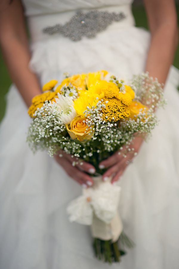 "Spring Preview: A Bright and Happy Wedding with a Girlish Yellow Rose Bouquet"にて紹介している画像