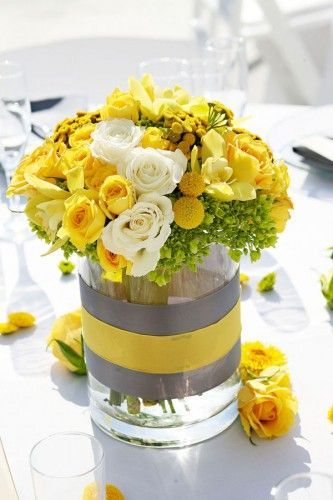 "Spring Preview: A Bright and Happy Wedding with a Girlish Yellow Rose Bouquet"にて紹介している画像