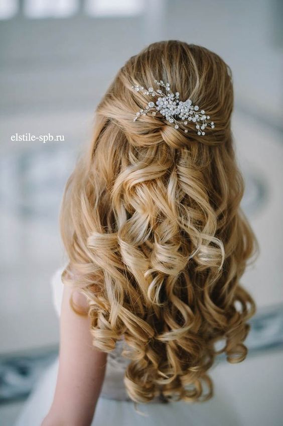 "Major Hair Type Categories: A Compilation of 5 Classic and Cute Bridal Hair Arrangements"にて紹介している画像